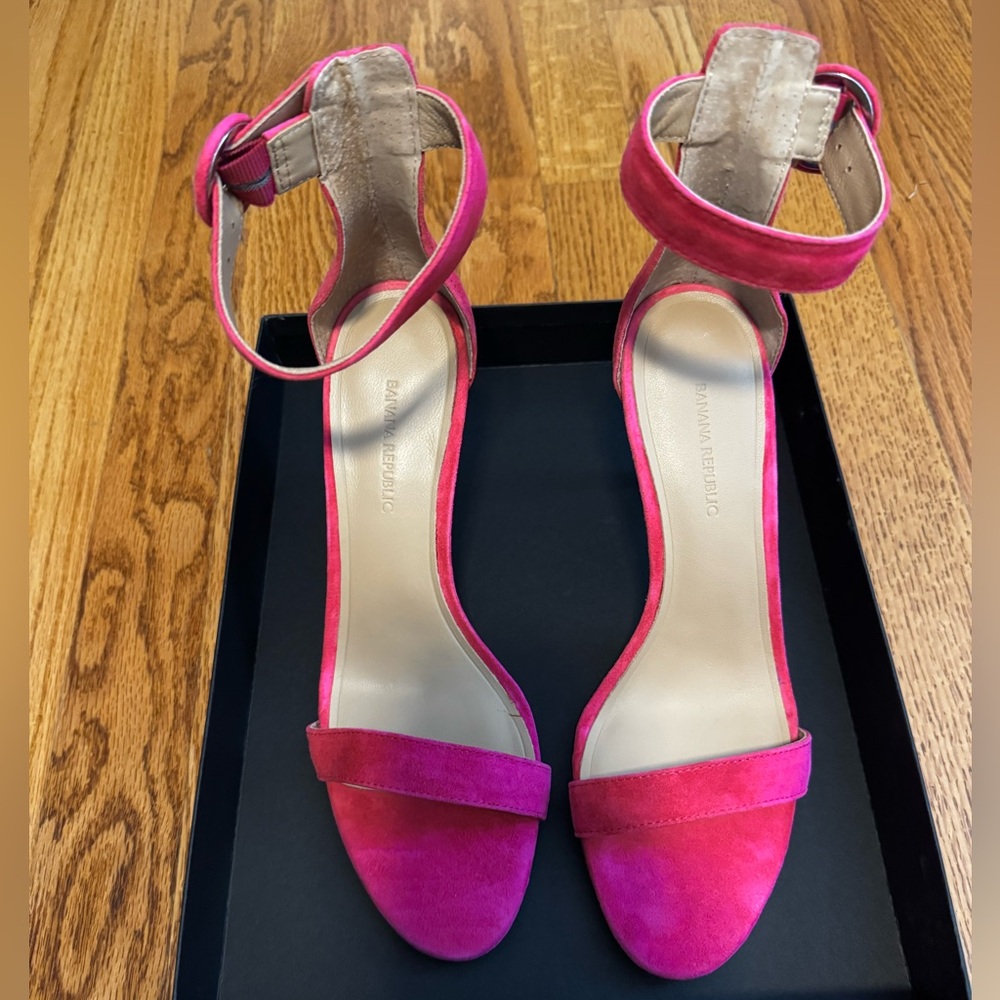 NIB Banana Republic Hot Pink Suede Heels, size 9. 🩷